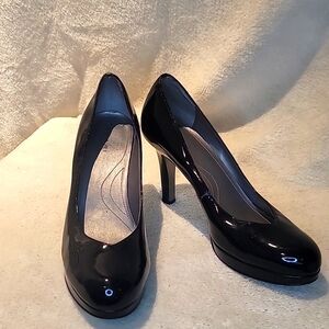 Tahari patent leather Heels